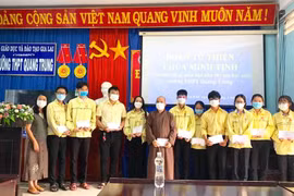 Tặng quà cho học sinh và người dân có hoàn cảnh khó khăn ở An Khê