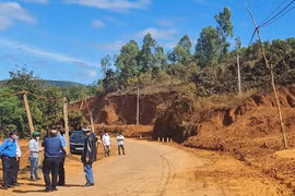 Kiên quyết xử lý vi phạm hành lang an toàn giao thông