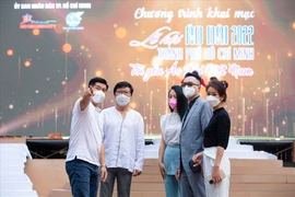 Tinh hoa gốm Bát Tràng được đưa lên tà áo dài của NTK Đỗ Trịnh Hoài Nam