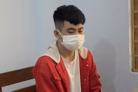 Cầm iPhone chơi game thua sạch, quay lại tiệm cầm đồ giật lại rồi bỏ chạy