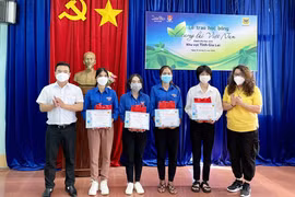 Trao học bổng "Vì tương lai Việt Nam" cho 35 học sinh vượt khó học giỏi 2 huyện Chư Prông, Đức Cơ