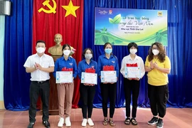 Trao học bổng "Vì tương lai Việt Nam" cho 35 học sinh vượt khó học giỏi 2 huyện Chư Prông, Đức Cơ