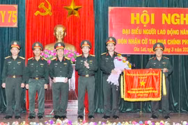 Chi nhánh Công ty 75 đón nhận cờ thi đua của Chính phủ