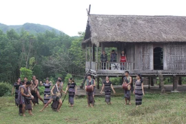 Tiếng chiêng ba mãi ngân vang