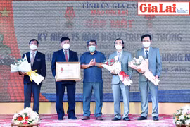 Báo Gia Lai đón nhận Huân chương Lao động hạng nhất