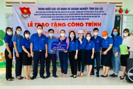 Bàn giao công trình "Sân chơi cho em" tại xã Ia Piơr