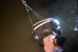 Quảng Trị: Trắng đêm tìm kiếm người và xe ôtô bị rơi xuống sông