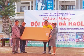 Câu lạc bộ bóng đá Hoàng Anh Gia Lai tặng 25 suất học bổng cho học sinh huyện Đak Đoa