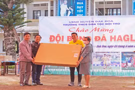 Câu lạc bộ bóng đá Hoàng Anh Gia Lai tặng 25 suất học bổng cho học sinh huyện Đak Đoa