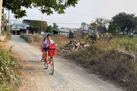 Phố - làng, đều dang dở