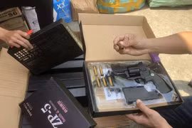 Bắt giữ ôtô chở nhiều khẩu súng