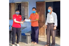 Trao học bổng cho 11 sinh viên nghèo vượt khó tại Đak Pơ