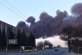 Tên lửa rơi gần sân bay ở Lviv, vùng cấm bay được lập ở miền đông Ukraine