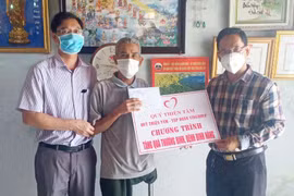 Kbang thăm và tặng 30 triệu đồng cho 2 thương binh nặng