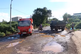 Đường Nguyễn Chí Thanh xuống cấp nghiêm trọng