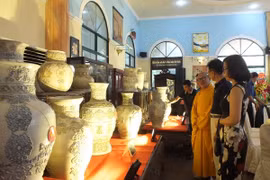 Trao Kỷ lục Việt Nam cho bộ Bách Bình bằng gốm với nhiều họa tiết