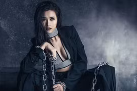 Kỷ niệm 10 năm ca hát, Đông Nhi gây choáng trong hình ảnh mới