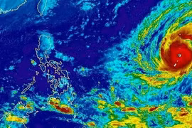 Xuất hiện siêu bão Yutu giật trên cấp 17 gần Biển Đông
