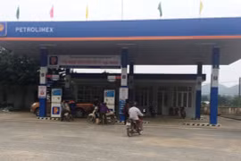 Nam thanh niên nằm bất động trên vũng máu ở cây xăng