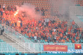VFF mất gần 300 triệu đồng vì CĐV đốt pháo sáng tại ASIAD 2018
