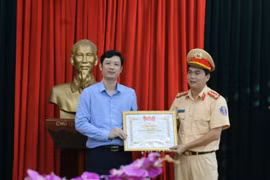 Khen thưởng Đại úy cởi áo cầm máu cho người bị nạn