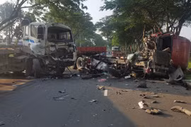 Hai ô tô đầu kéo tông trực diện