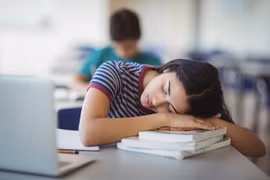 Giới trẻ thiếu ngủ dễ có nhiều hành vi nguy hiểm