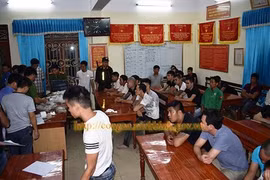 Phá sới bạc khủng trong trại gà, bắt 34 con bạc, thu giữ 500 triệu