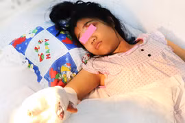 Nối bàn tay bị xe container cán nát cho nữ sinh mơ làm nhà TK