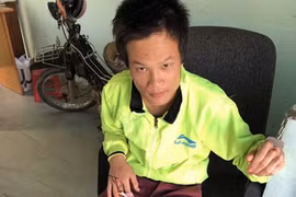 Nghịch tử cầm dao truy sát cha mẹ vì tưởng là "bóng ma"