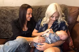 Cặp đôi đồng tính cùng nhau "mang thai" đứa con đầu lòng