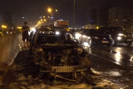 Mazda 3 cháy rụi trên đường vành đai 3 trên cao