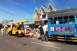 Xe khách đối đầu xe tải, 50 hành khách la hét hoảng loạn