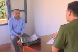 Thua độ bóng đá, chiếm đoạt 3 ô tô của bạn đem cầm cố