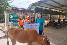 Hội LHPN Quận Bình Tân tặng quà, sinh kế cho phụ nữ nghèo Ia Mơr