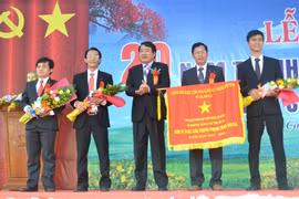 Trường THPT Lê Hoàn đón nhận Cờ thi đua của Chính phủ