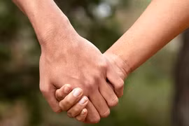 Cách nắm tay tiết lộ chính xác mối quan hệ của bạn và người ấy