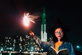 Sáng tạo ảnh Halloween với Galaxy J6+