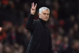 Bị chửi như tát nước vào mặt, Mourinho lại 'ăn mày quá khứ'