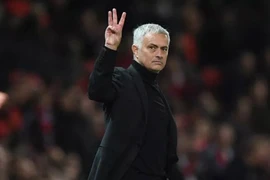 Bị chửi như tát nước vào mặt, Mourinho lại 'ăn mày quá khứ'