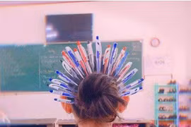 Cười té ghế với pha tạo hình 'quý phi' phiên bản bút bi cài tóc