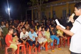 Đừng nghe lời kẻ xấu rời bỏ buôn làng