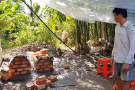 Người mẹ khai lấy gối đè lên mặt khiến 2 con chết trong phòng ngủ