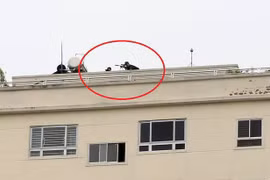 CS dùng súng bắn tỉa vây bắt 2 đối tượng cầm lựu đạn cố thủ