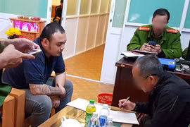 Đà Lạt: Bắt 2 tội phạm truy nã thòi ra 'kho' vũ khí, ma túy