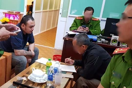 'ổ cho vay nặng lãi' chứa tội phạm truy nã: Bắt chủ tiệm cầm đồ