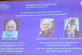 Nhà khoa học 96 tuổi đoạt giải Nobel Vật lý 2018