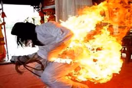 Một phụ tẩm xăng tự thiêu lúc rạng sáng