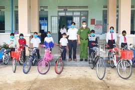 Phó Trưởng Công an xã Pờ Tó tặng 15 chiếc xe đạp cho học sinh nghèo vượt khó