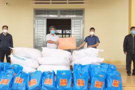 Tặng 990 túi an sinh cho các hộ dân trong khu phong tỏa tại huyện Đak Đoa